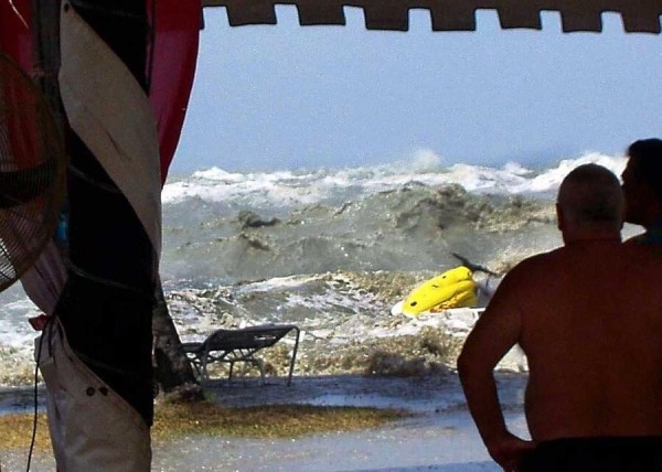 Босс «Айнтрахта» – хиповый дед: поднял клуб из руин, рулит дискотеками на Ибице, приглашает бездомных домой на Рождество Босс «Айнтрахта» – хиповый дед: поднял клуб из руин, рулит дискотеками на Ибице, приглашает бездомных домой на Рождество