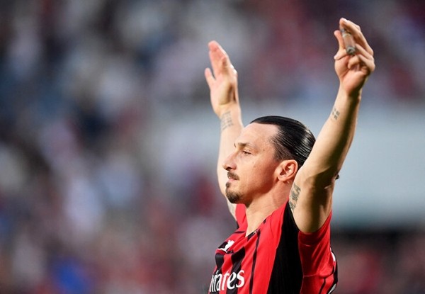 Златан в 40 лет выиграл Серию А и закурил сигару. Он обещал сделать это только на пенсии Златан в 40 лет выиграл Серию А и закурил сигару. Он обещал сделать это только на пенсии