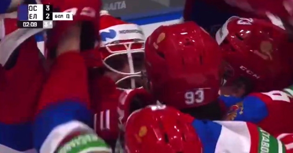 Хоккей.  Видео редчайшего гола: российский голкипер Дмитрий Николаев в меньшинстве забрасывает белорусам от своих ворот
  