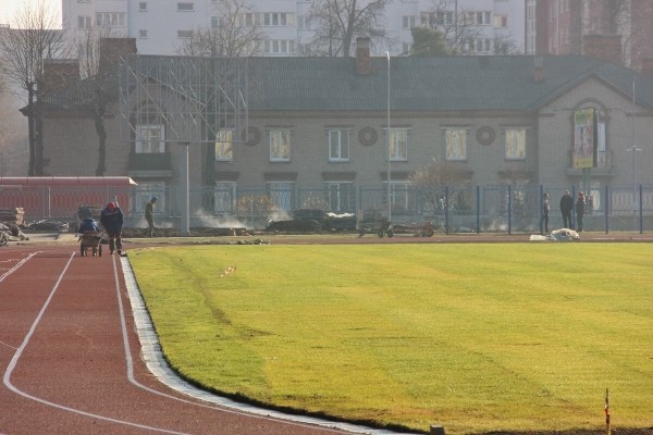 ﻿В Барановичах наконец-то открывают стадион: там пасли верблюдов, Кондратьев негодовал от газона, а после ремонта планировал играть «Рух» (но исчез раньше)