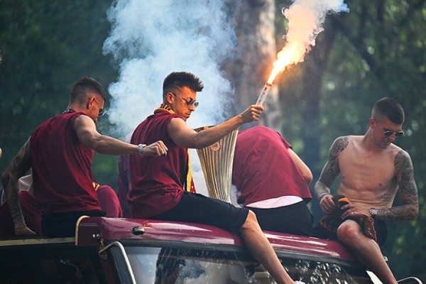 Пестрый парад «Ромы» напротив Колизея – скажите им, что Лига конференций не топ! Пестрый парад «Ромы» напротив Колизея – скажите им, что Лига конференций не топ!