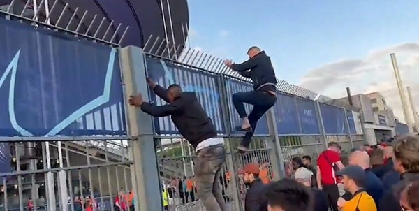 Хаос в Париже, из-за которого финал ЛЧ задержался на 36 минут. Был даже слезоточивый газ Хаос в Париже, из-за которого финал ЛЧ задержался на 36 минут. Был даже слезоточивый газ