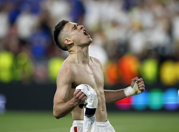 Подзарядка позитивом происходит здесь – от счастливого «Айнтрахта»! Взяли еврокубок после перерыва в 42 года и ушли в отрыв