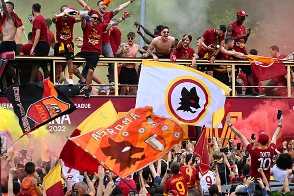 Пестрый парад «Ромы» напротив Колизея – скажите им, что Лига конференций не топ! Пестрый парад «Ромы» напротив Колизея – скажите им, что Лига конференций не топ!