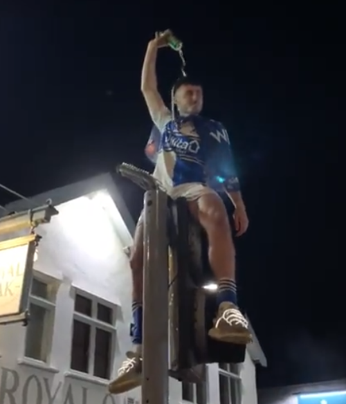 Команда английского Д4 шла в зоне вылета, но к последнему туру заработала шанс на повышение – в случае победы в семь мячей. И выиграла 7:0! Команда английского Д4 шла в зоне вылета, но к последнему туру заработала шанс на повышение – в случае победы в семь мячей. И выиграла 7:0!