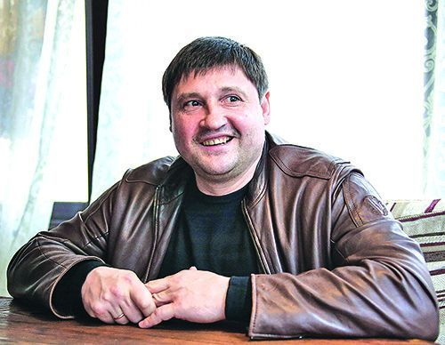 Игрок команды Лукашенко получает за бесценок землю под строительство в Минске, и это – не Басков. Его помнят фаны «Юности», а спецназ очень жестко лупил