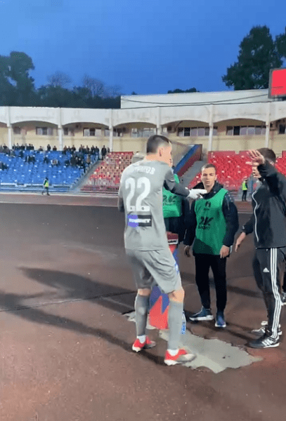 В России скандал в стыках РПЛ команд беларусов. Вратарь ударил болбоя, который затягивал время