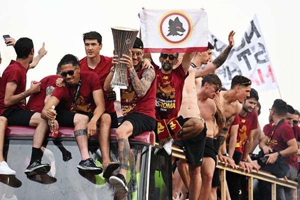 Пестрый парад «Ромы» напротив Колизея – скажите им, что Лига конференций не топ! Пестрый парад «Ромы» напротив Колизея – скажите им, что Лига конференций не топ!