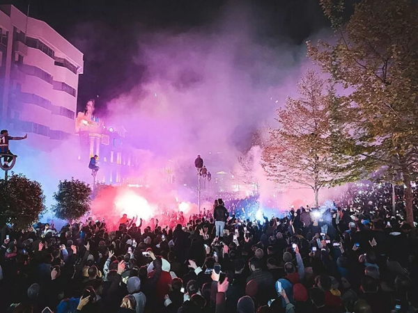 Первое чемпионство за 38 лет – и счастливые фанаты «Трабзонспора» на поле. Их так много, что не видно газона 