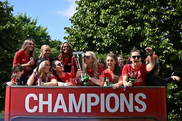 Тысячи фанатов, кубки и счастливые игроки – это парад «Ливерпуля» после финала ЛЧ. Так, а они точно проиграли? Тысячи фанатов, кубки и счастливые игроки – это парад «Ливерпуля» после финала ЛЧ. Так, а они точно проиграли?