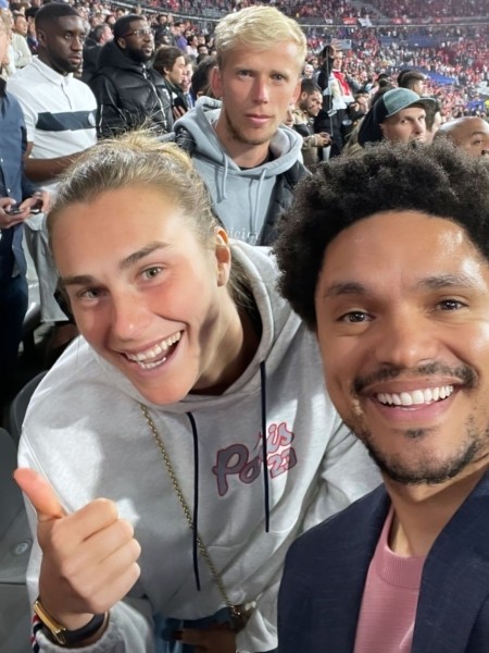 Беларусы на фінале ЛЧ: фаны «Ліверпуля» падтрымалі палітвязня і Украіну, а Сабаленка сфатаграфавалася з комікам, які высмейваў вайну Беларусы на фінале ЛЧ: фаны «Ліверпуля» падтрымалі палітвязня і Украіну, а Сабаленка сфатаграфавалася з комікам, які высмейваў вайну