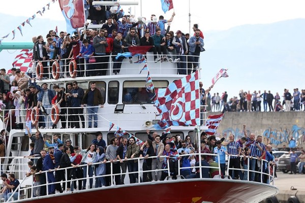 🛳Кажется, морских чемпионских парадов еще не было. Смотрите, как празднует Трабзон