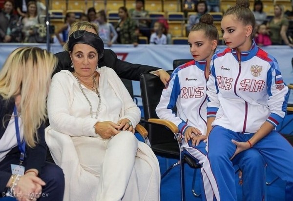 Разное.  На турнире в Дубае Алина Горносько в многоборье обыграла основной состав сборной России, включая сестер Авериных
 