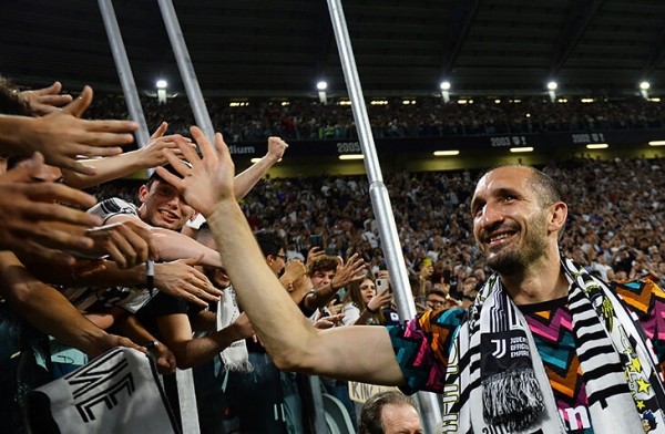 Кьеллини красиво попрощался: никаких слез, только широченная улыбка. Сделал круг почета прямо во время матча! Кьеллини красиво попрощался: никаких слез, только широченная улыбка. Сделал круг почета прямо во время матча!