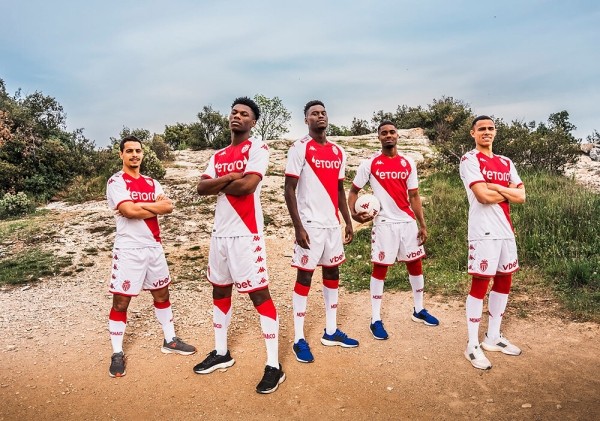 Новые формы топ-клубов: «Реал» удивляет шрифтом, «МЮ» возвращает воротник эпохи Кантона