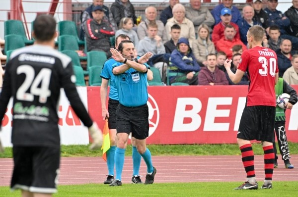 Судья отменил гол «Ислочи» в концовке матча с «Белшиной» после подсказки помощника. Это нормально?