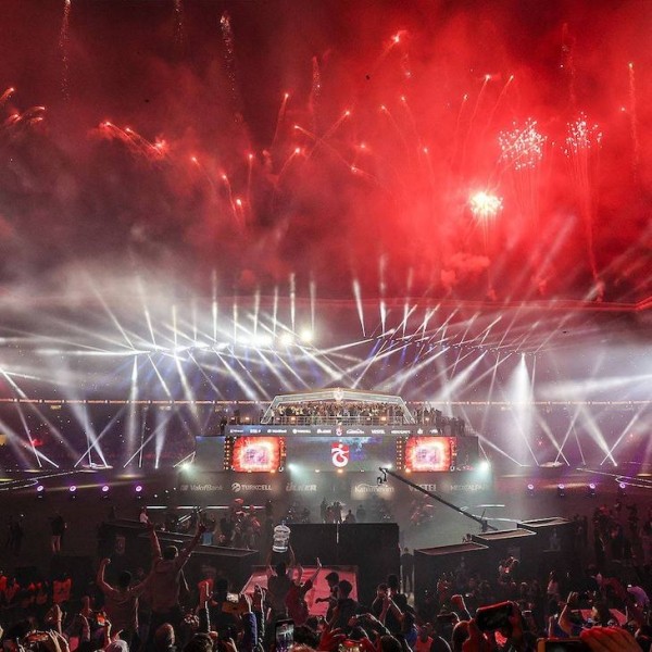 🛳Кажется, морских чемпионских парадов еще не было. Смотрите, как празднует Трабзон