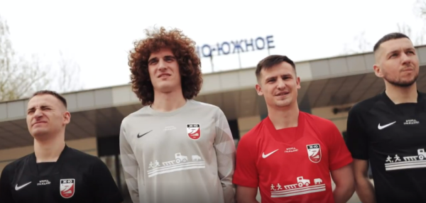 Выход из электрички, бутер с селедкой и «шикарный пляж». «Жодино-Южное» душевно представило новую форму Выход из электрички, бутер с селедкой и «шикарный пляж». «Жодино-Южное» душевно представило новую форму