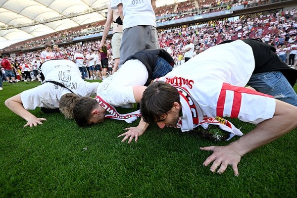 В Бундеслиге спасение празднуют ярче, чем титул! «Штутгарт» забил на 90+2, а дальше – море фанатов на поле