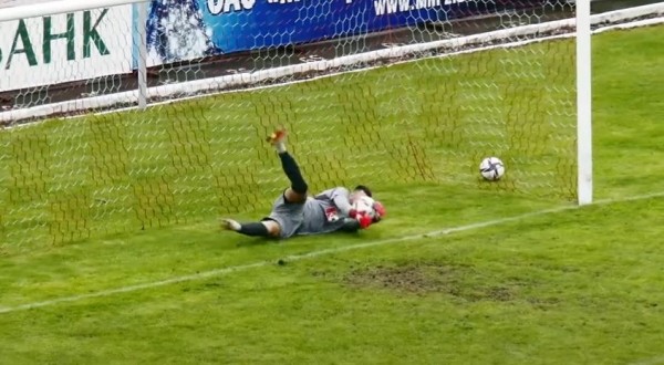 Футбол. Сергей Курганский занес мяч в собственные ворота: курьезный гол в матче "Славии" и "Немана"
Футбол. Сергей Курганский занес мяч в собственные ворота: курьезный гол в матче "Славии" и "Немана"