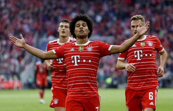 Новые формы топ-клубов: «Реал» удивляет шрифтом, «МЮ» возвращает воротник эпохи Кантона