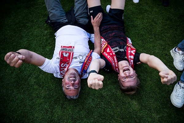 В Бундеслиге спасение празднуют ярче, чем титул! «Штутгарт» забил на 90+2, а дальше – море фанатов на поле