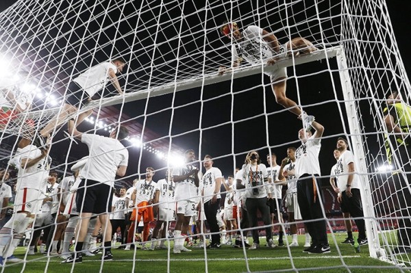 Подзарядка позитивом происходит здесь – от счастливого «Айнтрахта»! Взяли еврокубок после перерыва в 42 года и ушли в отрыв