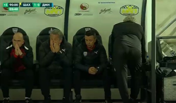 Матч тура заискрил в допвремя: «Шахтеру» дали пенальти, минскому «Динамо» – нет, возникшую потасовку продолжили после игры (боснийца удалили, бразилец бодался) Матч тура заискрил в допвремя: «Шахтеру» дали пенальти, минскому «Динамо» – нет, возникшую потасовку продолжили после игры (боснийца удалили, бразилец бодался)