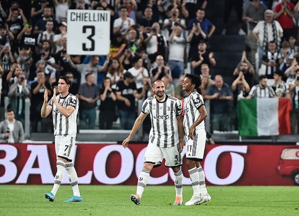 Кьеллини красиво попрощался: никаких слез, только широченная улыбка. Сделал круг почета прямо во время матча! Кьеллини красиво попрощался: никаких слез, только широченная улыбка. Сделал круг почета прямо во время матча!