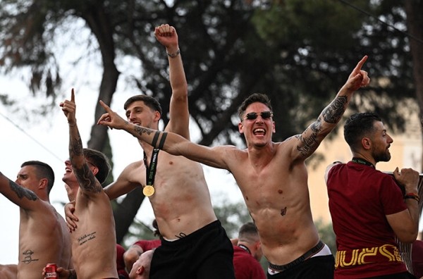 Пестрый парад «Ромы» напротив Колизея – скажите им, что Лига конференций не топ! Пестрый парад «Ромы» напротив Колизея – скажите им, что Лига конференций не топ!