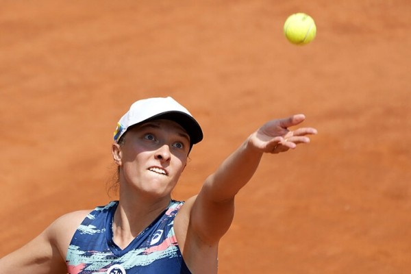 Новый доминатор женского тенниса – 20-летняя полька: выиграла 5 титулов подряд, трижды убрав Соболенко (и еще раз Азаренко), держит серию из 28 победных матчей