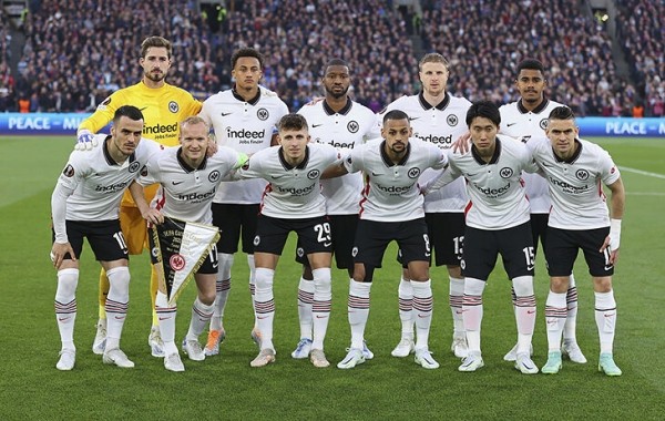 👖Тренер «Айнтрахта» верит в счастливые штаны: одна пара уже в музее, вторая – ждет финала ЛЕ 👖Тренер «Айнтрахта» верит в счастливые штаны: одна пара уже в музее, вторая – ждет финала ЛЕ