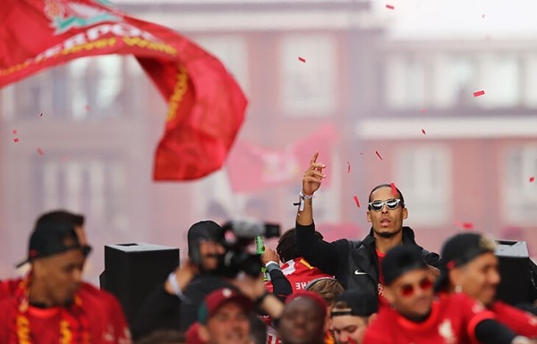 Тысячи фанатов, кубки и счастливые игроки – это парад «Ливерпуля» после финала ЛЧ. Так, а они точно проиграли? Тысячи фанатов, кубки и счастливые игроки – это парад «Ливерпуля» после финала ЛЧ. Так, а они точно проиграли?