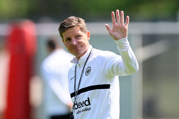 «Удары головой спасли мне жизнь». Тренер «Айнтрахта» вырос без отца, получил бизнес-образование и пережил кровоизлияние в мозг