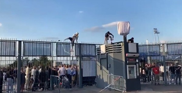 Хаос в Париже, из-за которого финал ЛЧ задержался на 36 минут. Был даже слезоточивый газ Хаос в Париже, из-за которого финал ЛЧ задержался на 36 минут. Был даже слезоточивый газ