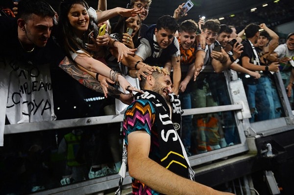 Кьеллини красиво попрощался: никаких слез, только широченная улыбка. Сделал круг почета прямо во время матча! Кьеллини красиво попрощался: никаких слез, только широченная улыбка. Сделал круг почета прямо во время матча!