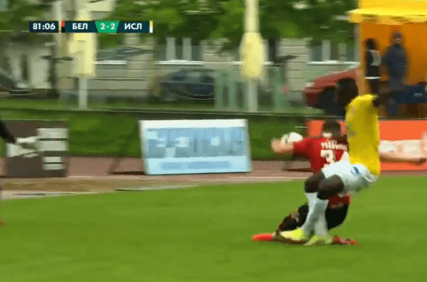 Судья отменил гол «Ислочи» в концовке матча с «Белшиной» после подсказки помощника. Это нормально?