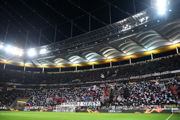 Босс «Айнтрахта» – хиповый дед: поднял клуб из руин, рулит дискотеками на Ибице, приглашает бездомных домой на Рождество Босс «Айнтрахта» – хиповый дед: поднял клуб из руин, рулит дискотеками на Ибице, приглашает бездомных домой на Рождество