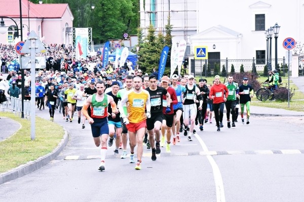 Тихон смешал спорт и попов у родной деревни: бежали под беспрестанный звон колоколов, окропляли на ходу Тихон смешал спорт и попов у родной деревни: бежали под беспрестанный звон колоколов, окропляли на ходу