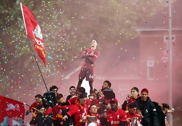 Тысячи фанатов, кубки и счастливые игроки – это парад «Ливерпуля» после финала ЛЧ. Так, а они точно проиграли? Тысячи фанатов, кубки и счастливые игроки – это парад «Ливерпуля» после финала ЛЧ. Так, а они точно проиграли?