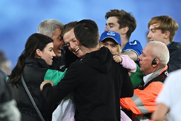 Фанаты «Эвертона» дважды выбежали на поле. Сначала праздновали камбэк, потом – невылет из АПЛ Фанаты «Эвертона» дважды выбежали на поле. Сначала праздновали камбэк, потом – невылет из АПЛ