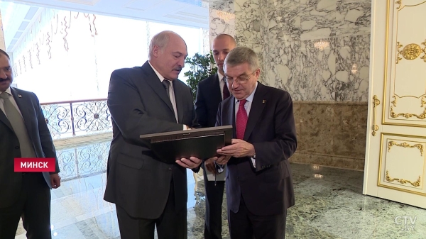 Как Лукашенко воюет с боссом олимпийского движения: обмен подарками и письмами, санкции и дети, эпичная банда Баха