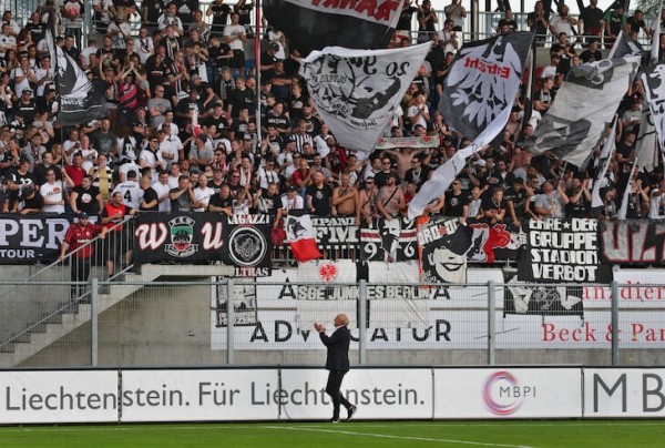 Босс «Айнтрахта» – хиповый дед: поднял клуб из руин, рулит дискотеками на Ибице, приглашает бездомных домой на Рождество Босс «Айнтрахта» – хиповый дед: поднял клуб из руин, рулит дискотеками на Ибице, приглашает бездомных домой на Рождество