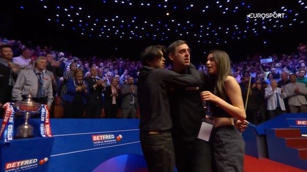 Ваш любимый Ронни О’Салливан взял рекордный ЧМ по снукеру – и это шоу: мешал судье кием, а после победы минуту обнимал соперника Ваш любимый Ронни О’Салливан взял рекордный ЧМ по снукеру – и это шоу: мешал судье кием, а после победы минуту обнимал соперника