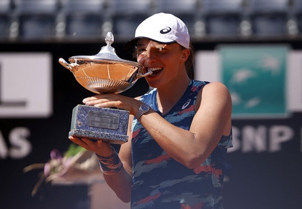 Новый доминатор женского тенниса – 20-летняя полька: выиграла 5 титулов подряд, трижды убрав Соболенко (и еще раз Азаренко), держит серию из 28 победных матчей