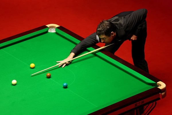 Ваш любимый Ронни О’Салливан взял рекордный ЧМ по снукеру – и это шоу: мешал судье кием, а после победы минуту обнимал соперника Ваш любимый Ронни О’Салливан взял рекордный ЧМ по снукеру – и это шоу: мешал судье кием, а после победы минуту обнимал соперника