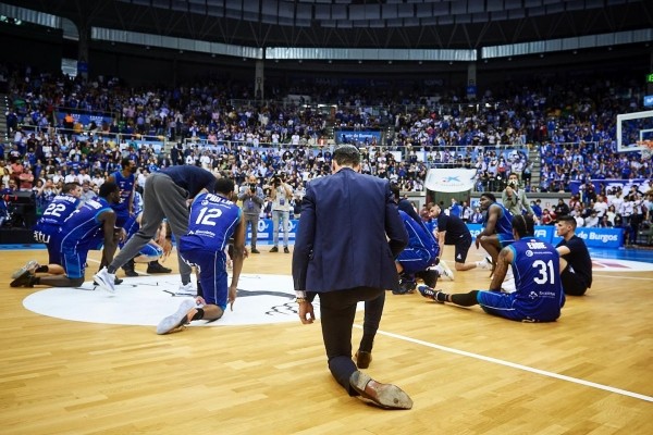 Баскетболистов в Испании, беларуса в том числе, заставили на коленях просить прощения у народа. Опыт, который стоит изучить