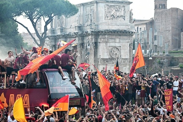 Пестрый парад «Ромы» напротив Колизея – скажите им, что Лига конференций не топ! Пестрый парад «Ромы» напротив Колизея – скажите им, что Лига конференций не топ!