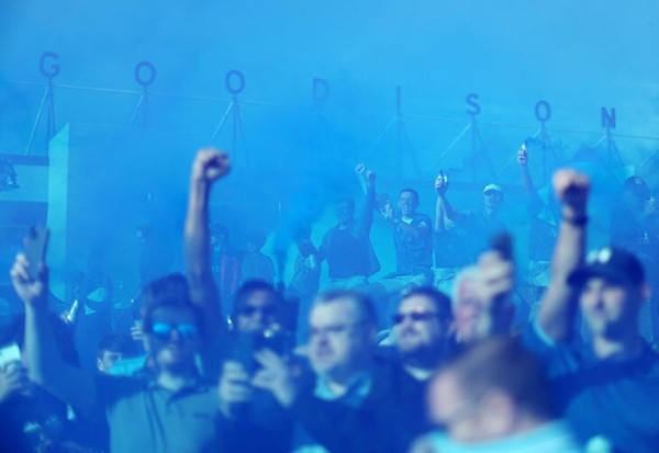 Фанаты «Эвертона» дважды выбежали на поле. Сначала праздновали камбэк, потом – невылет из АПЛ Фанаты «Эвертона» дважды выбежали на поле. Сначала праздновали камбэк, потом – невылет из АПЛ