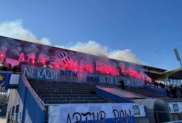 Украинский футболист Путин играет за польский клуб. Не обижается на кричалки «Ruska ku##a» и помогает своей стране. Респект! Украинский футболист Путин играет за польский клуб. Не обижается на кричалки «Ruska ku##a» и помогает своей стране. Респект!